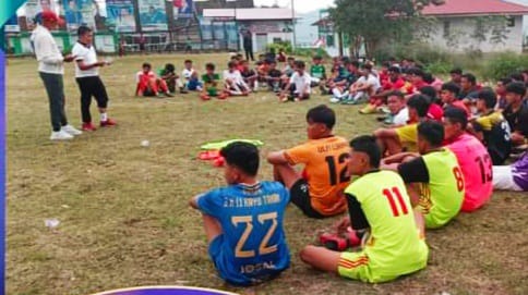 Calon pemain PSPP Padang Panjang saat dengarkan istruksi pelatih dilapangan Gunuang Sejati Gantiang,  Kamis (16/11/2023) petang.